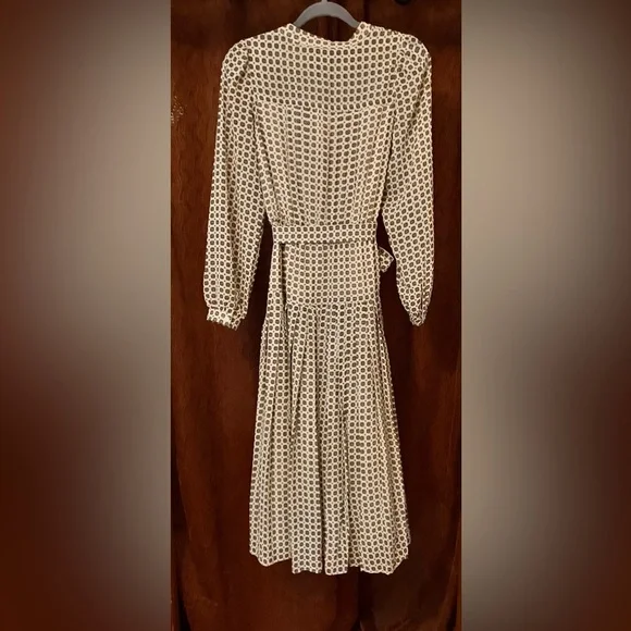 Banana Republic Logo Pleated Midi Dress in Beige White Print Sz XS - Picture 6 of 15